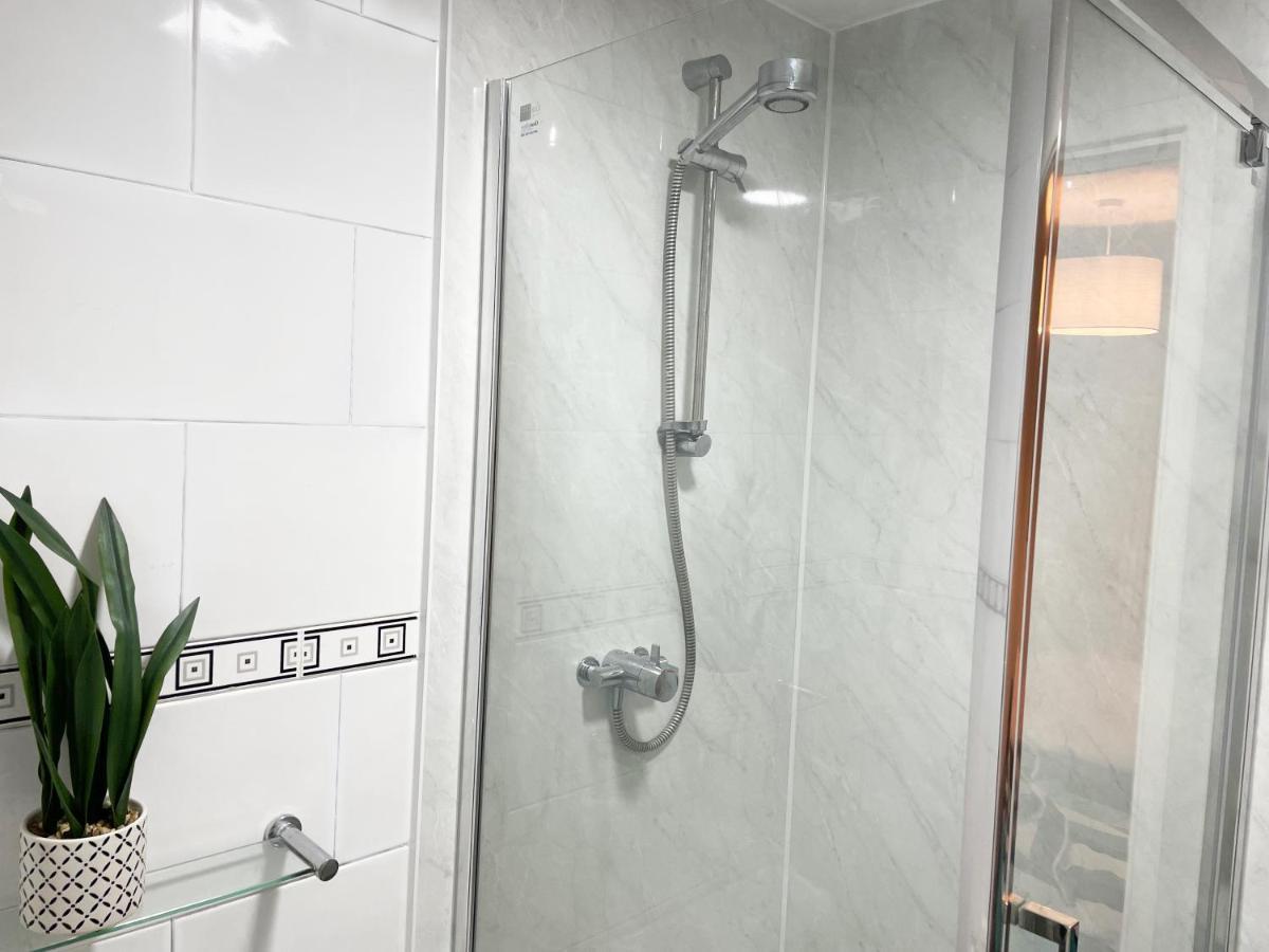 Comfortable And Spacious Superb Holiday Home In Llanelli, Dog Friendly Екстер'єр фото