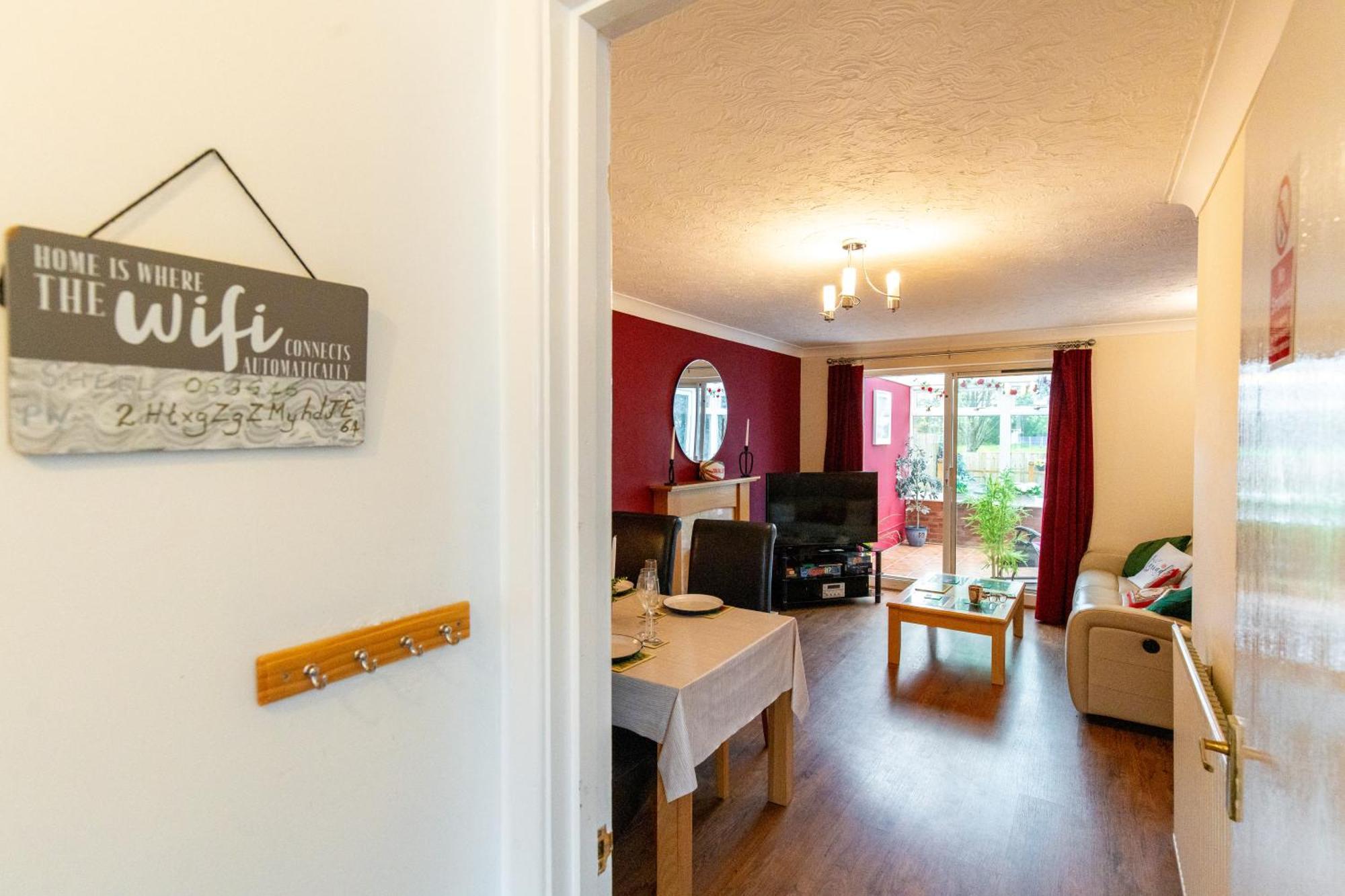 Comfortable And Spacious Superb Holiday Home In Llanelli, Dog Friendly Екстер'єр фото